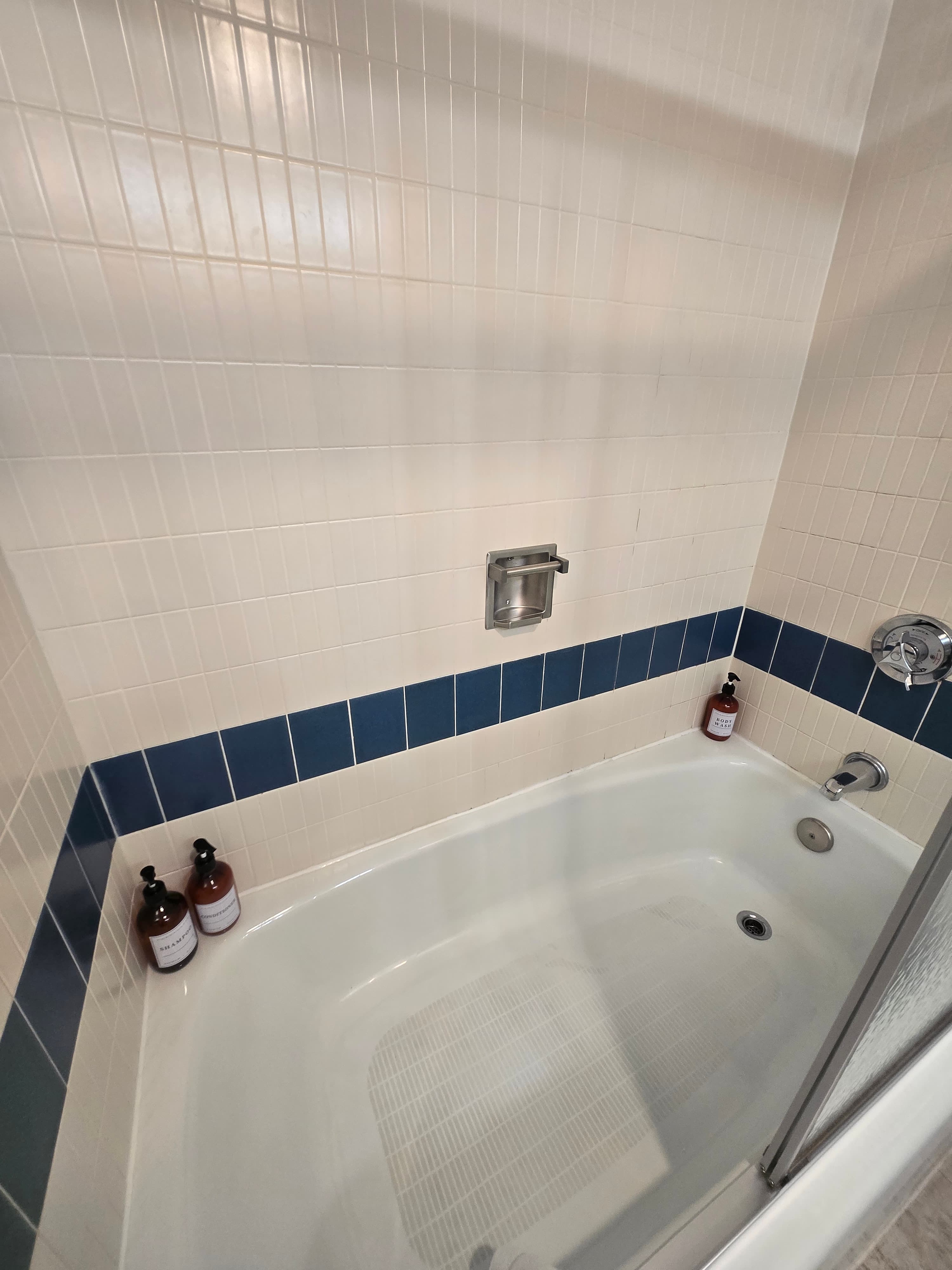 Shower/tub