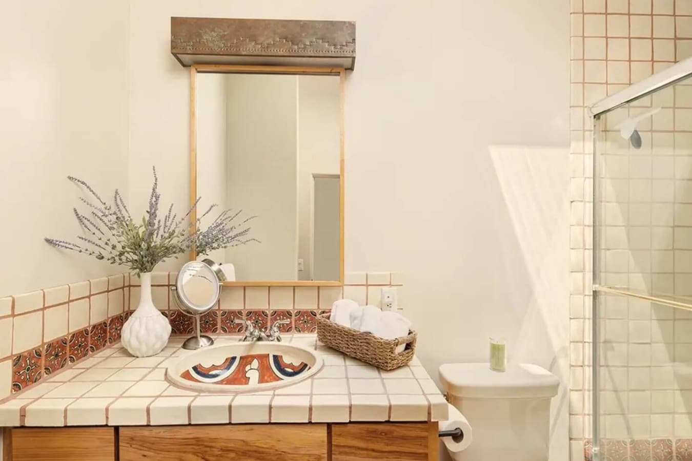 Shared Bathroom for two guest Bedrooms