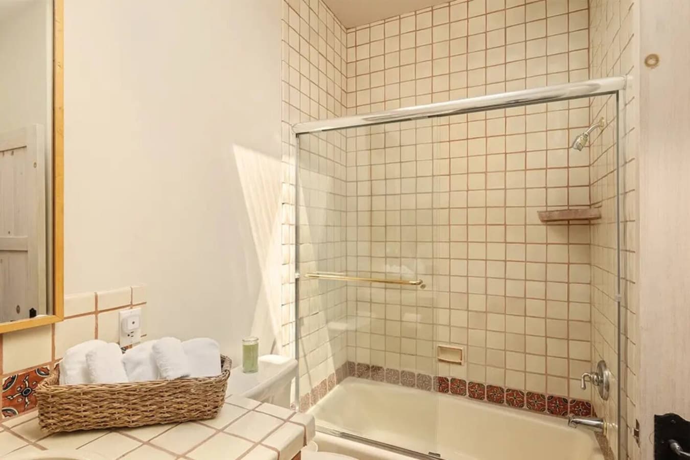 Shared Bathroom for two Guest Bedrooms