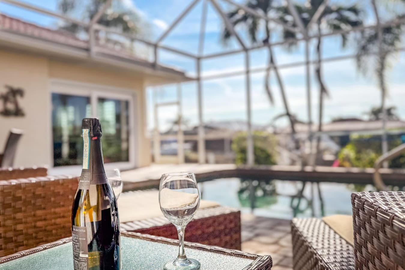 VH-Poolside-Sparkling-Wine.jpg