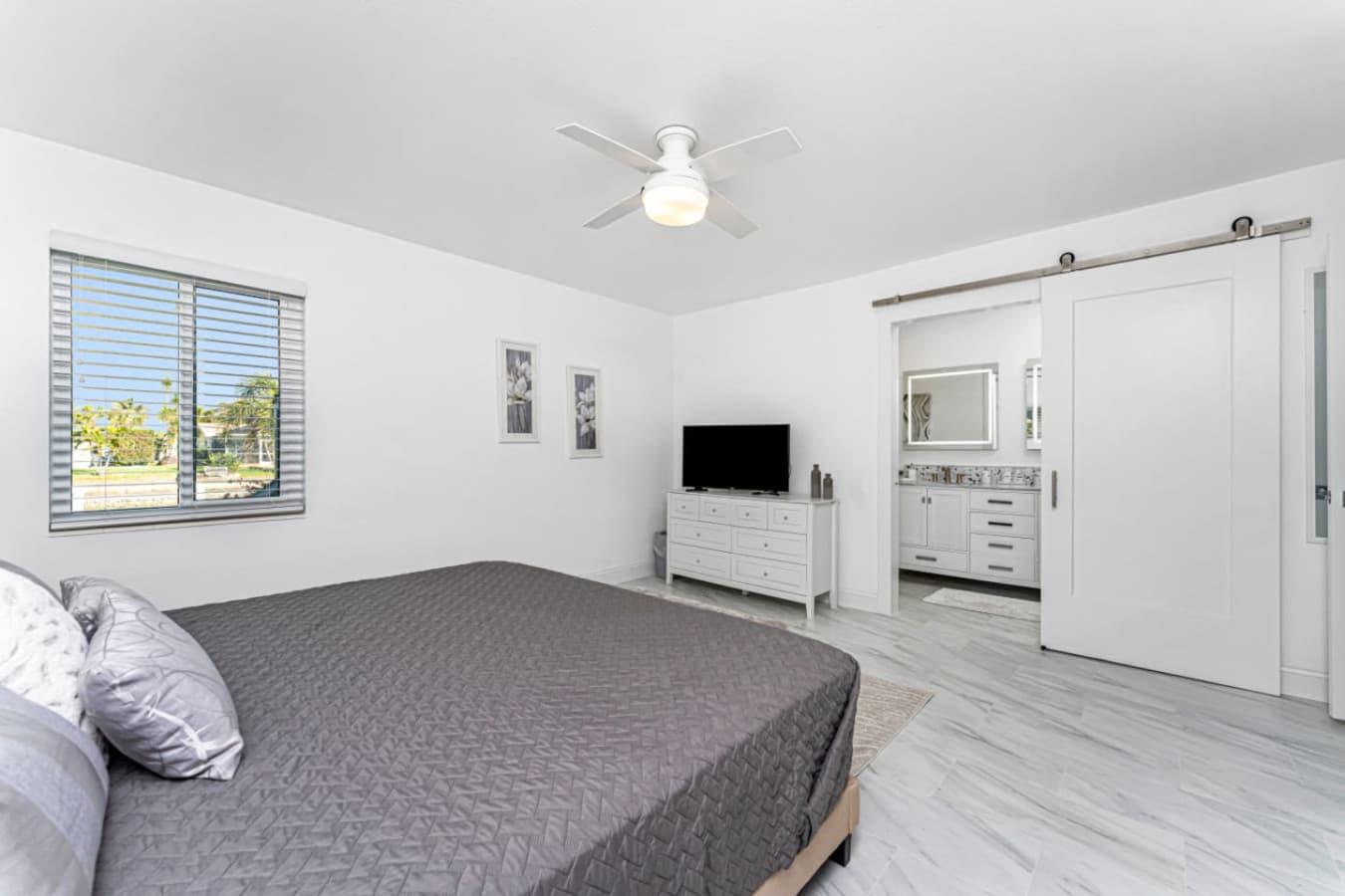 Master Bedroom: King Size Bed - Ensuite Bathroom