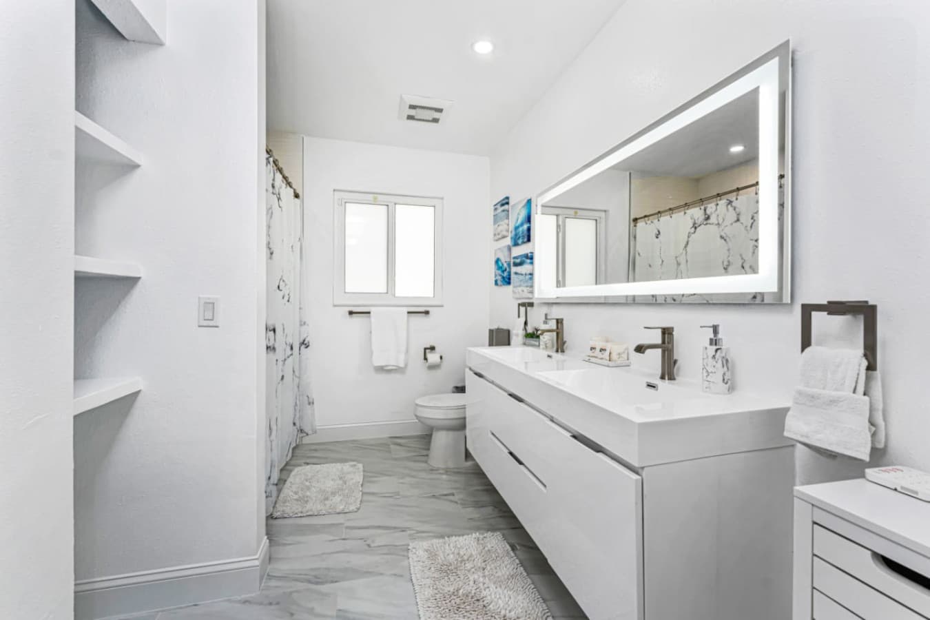Guest Bathroom - Tub/Shower/Double Sinks