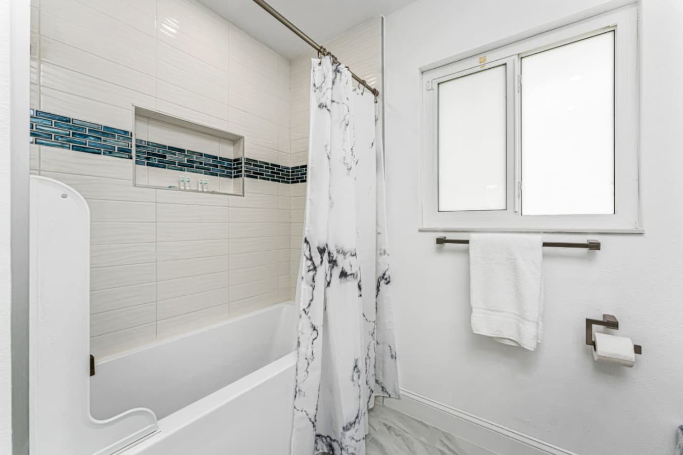 Guest Bath: Tub / Shower Combination
