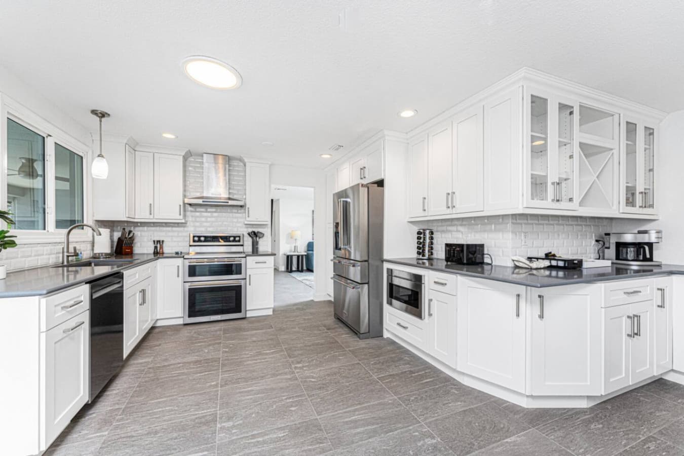 Spacious Kitchen & Beverage Area
