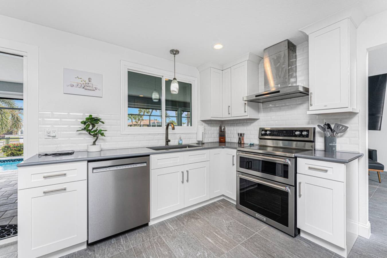 Kitchen: Stainless appliances, direct view & access to pool area