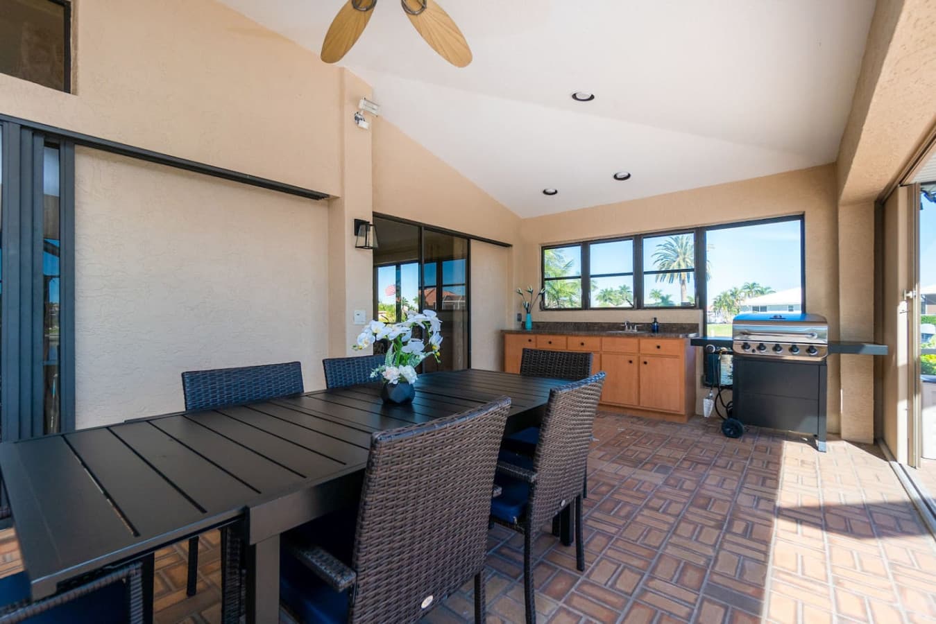 Outdoor Dining/Grill/Kitchen Area