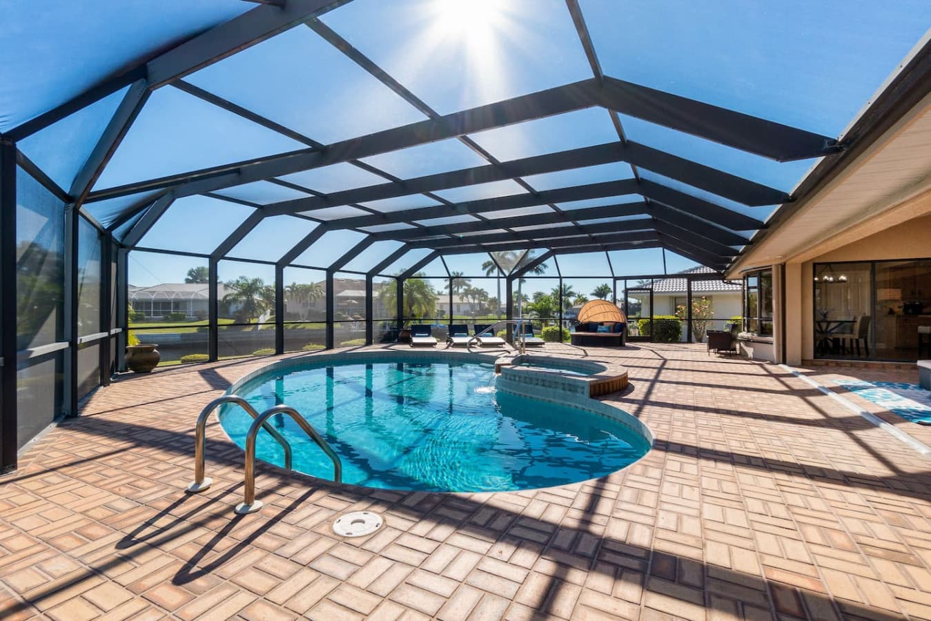 Outdoor Heated Salt Water Pool/Spa/Lounge Area