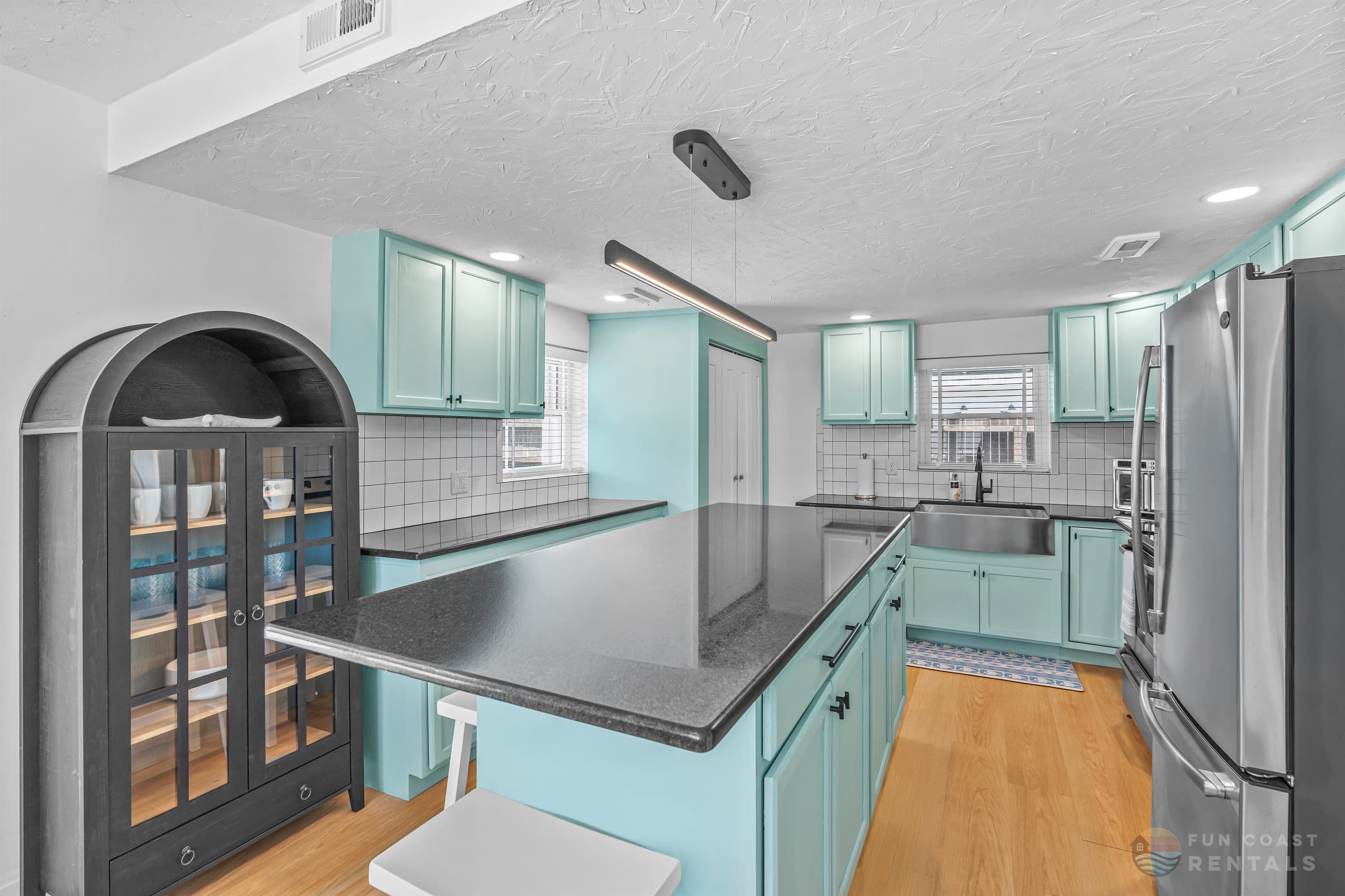 Fully equipped stainless steel Kitchen with island!