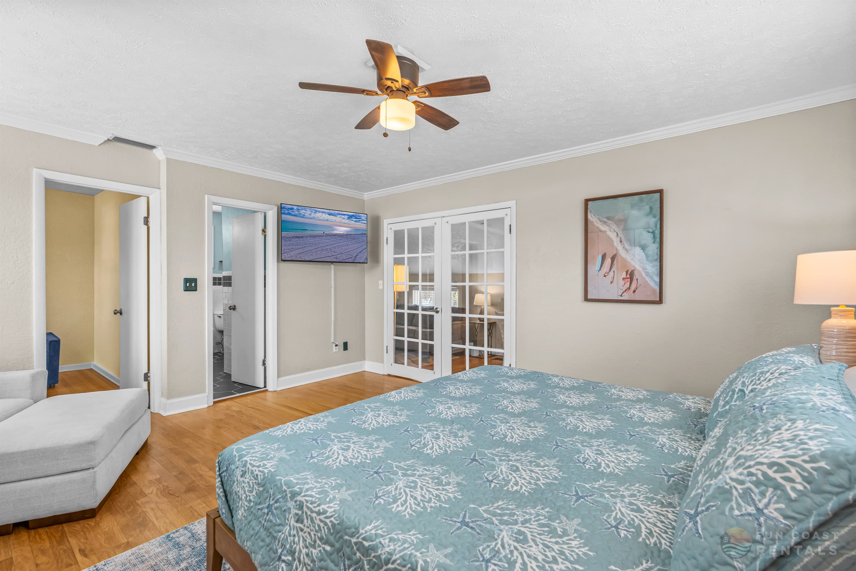 Master King Bedroom with Smart TV and ensuite full bathroom!