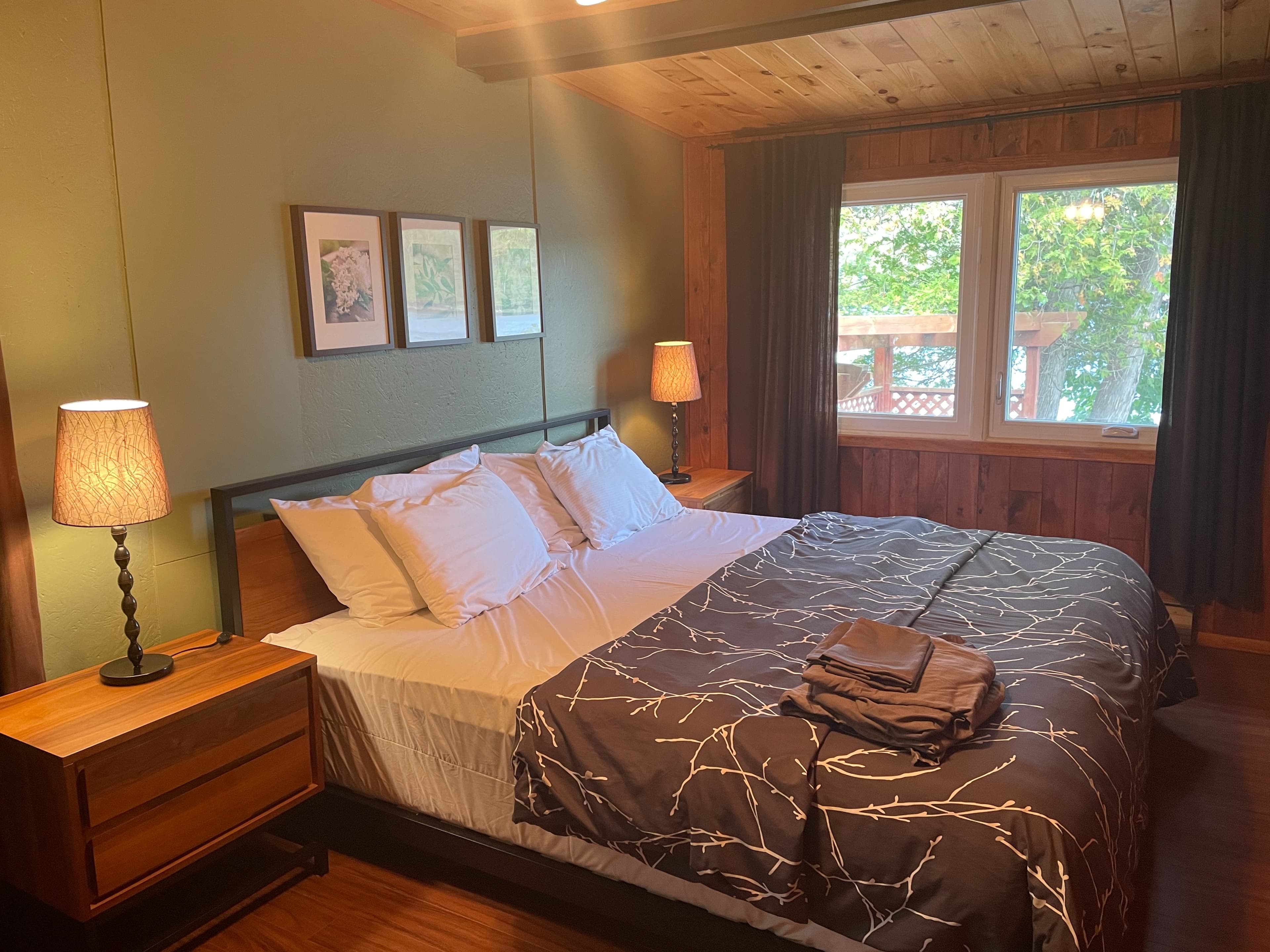 Bedroom 1 (King)