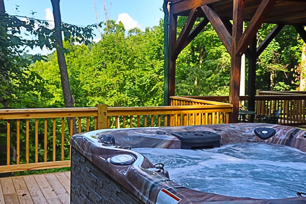 Hot tub seating 7 with view. 
