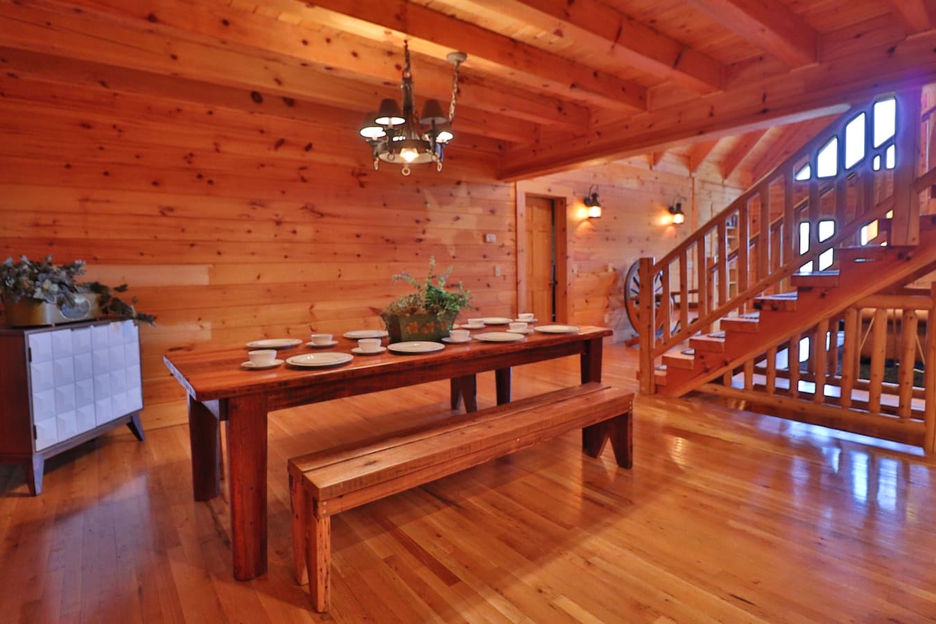 Large bench seating, seats 8+.