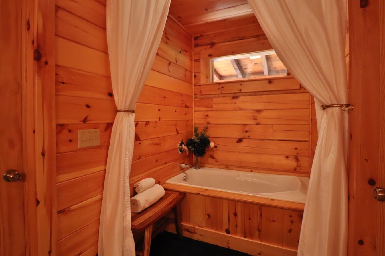 Tranquiel bathtub and bench area. 