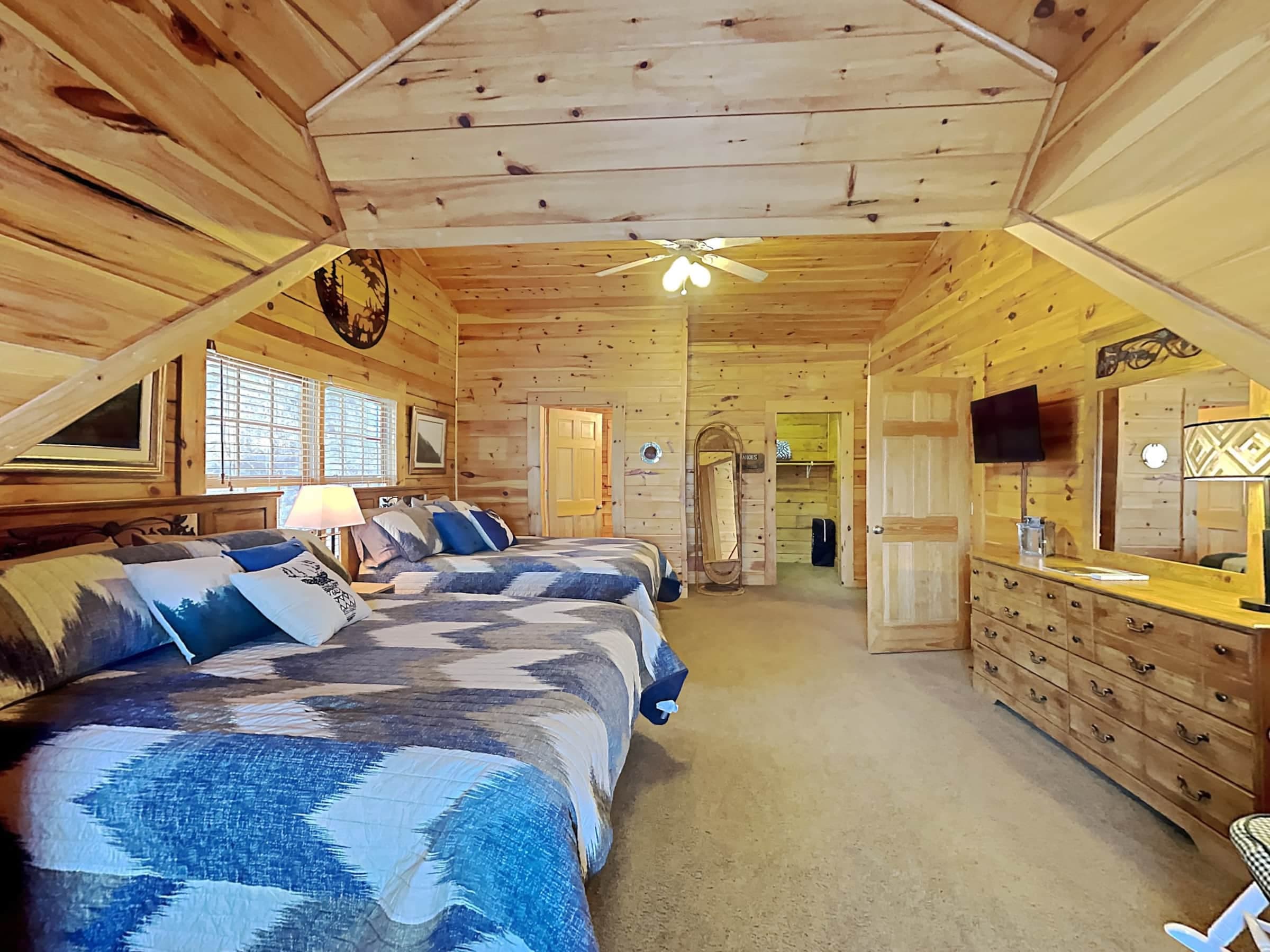 Upstairs bedroom 2 (2 queens)