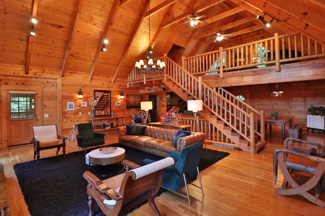Airy living room, modern meets rustic decor - seating for all. 
