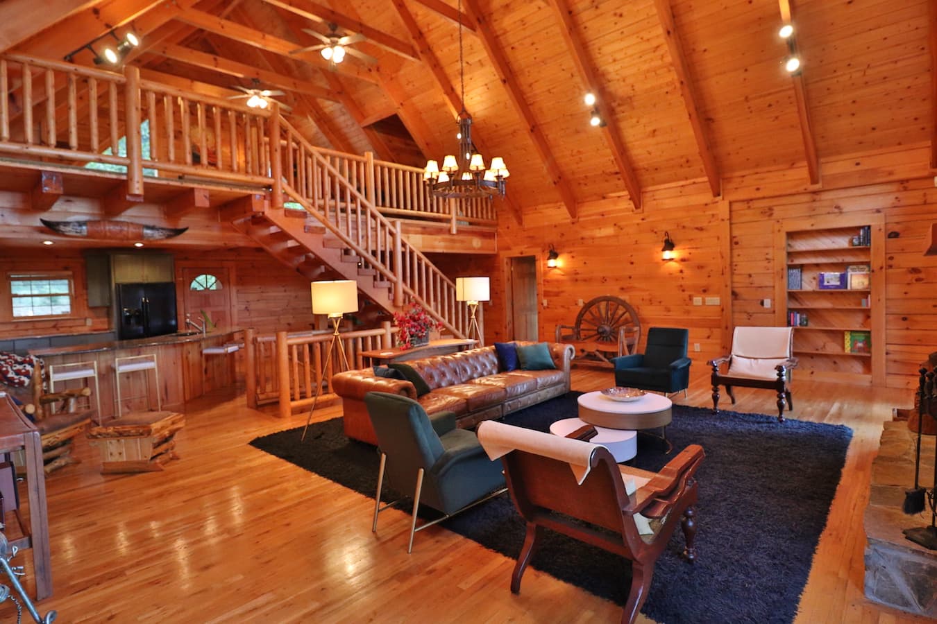 Airy living room, modern meets rustic decor - seating for all. 