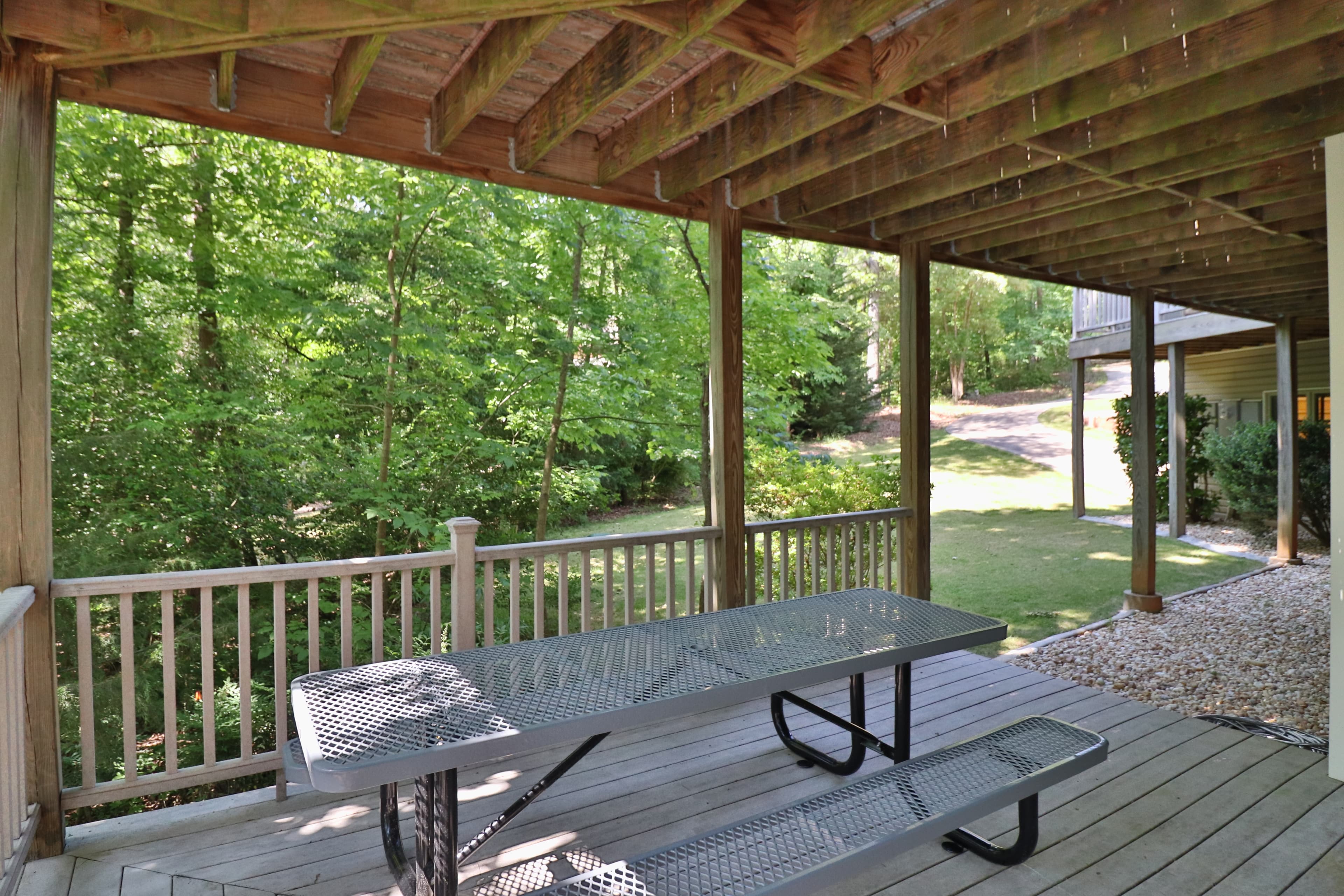 Lakefront Gem - lower deck pic-nic table
