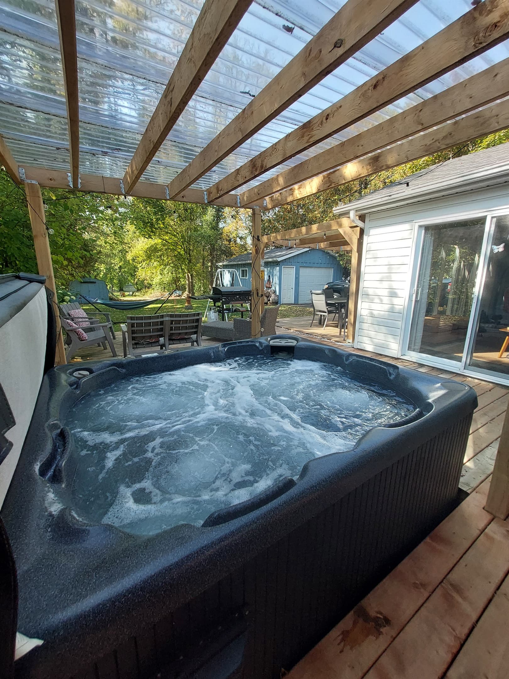 6-person hot tub for unwinding together, day or night.