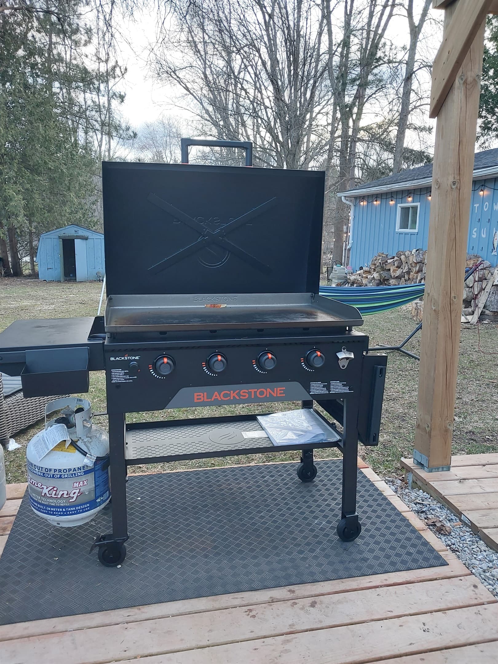 Cook more than burgers! Sizzle pancakes, stir-fry veggies, or sear steaks on the Blackstone Griddle BBQ all while taking in views of the water.
