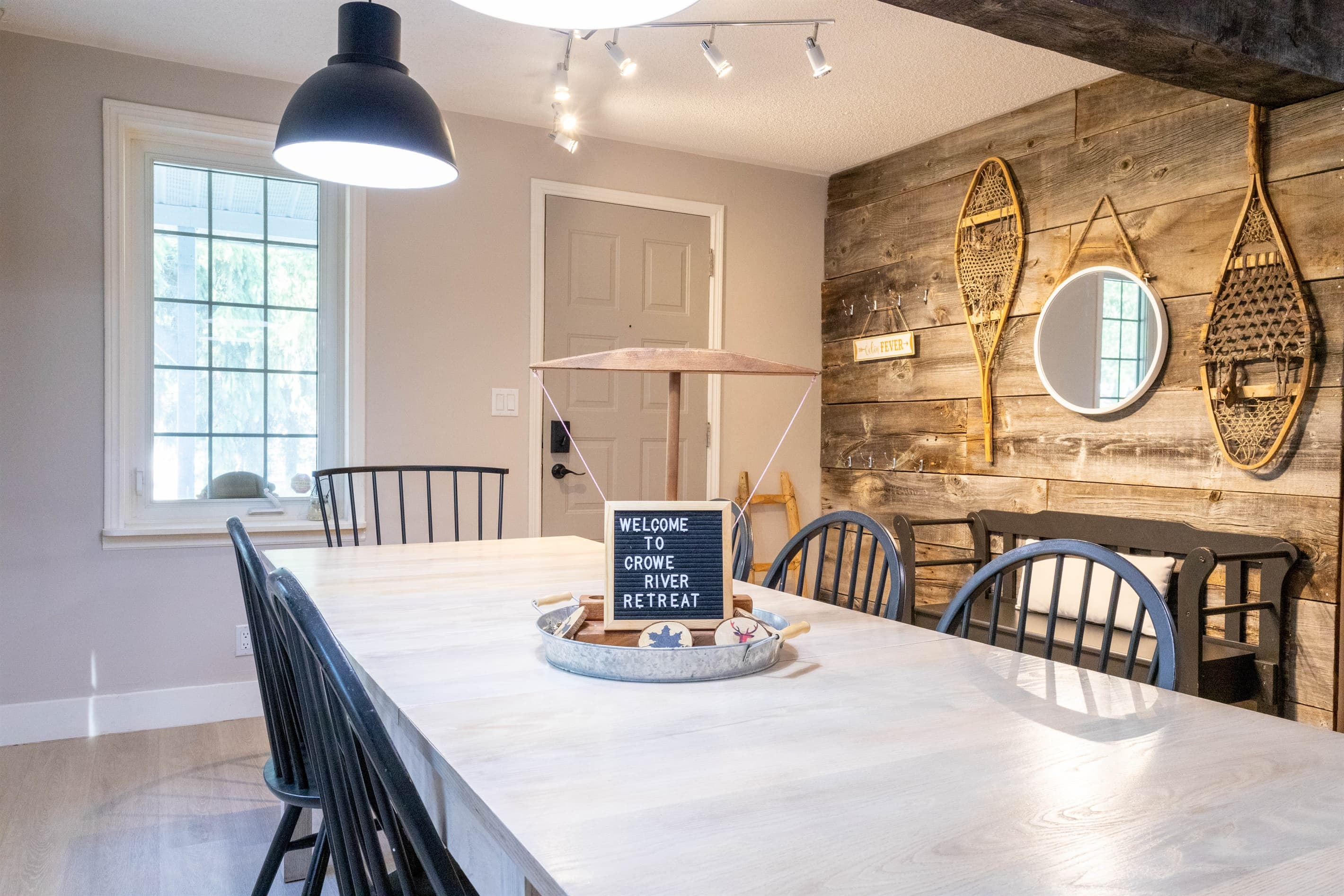 Family-friendly mealtime: 7-person table with options for babies and toddlers included.