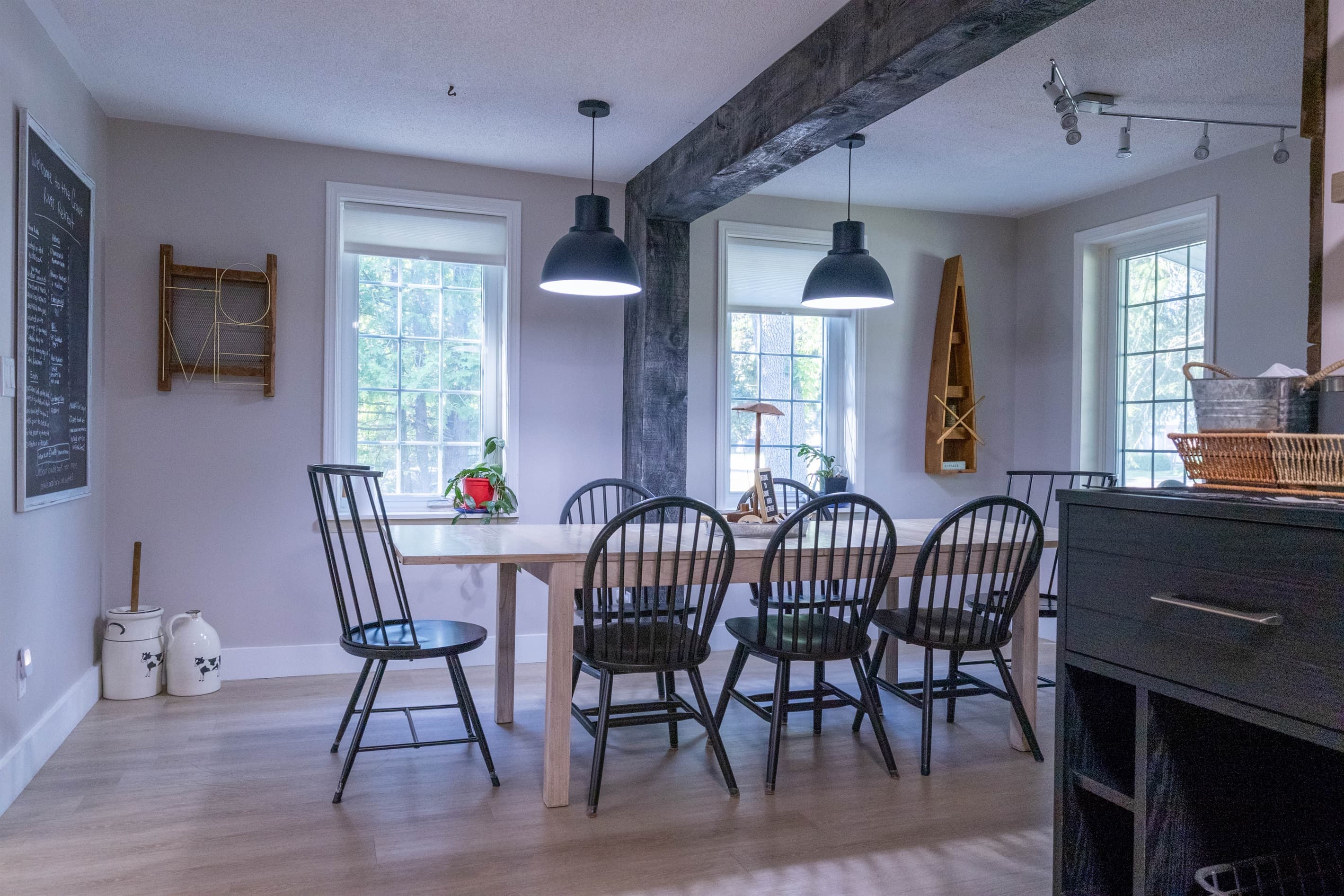 Family-friendly mealtime: 7-person table with options for babies and toddlers included.