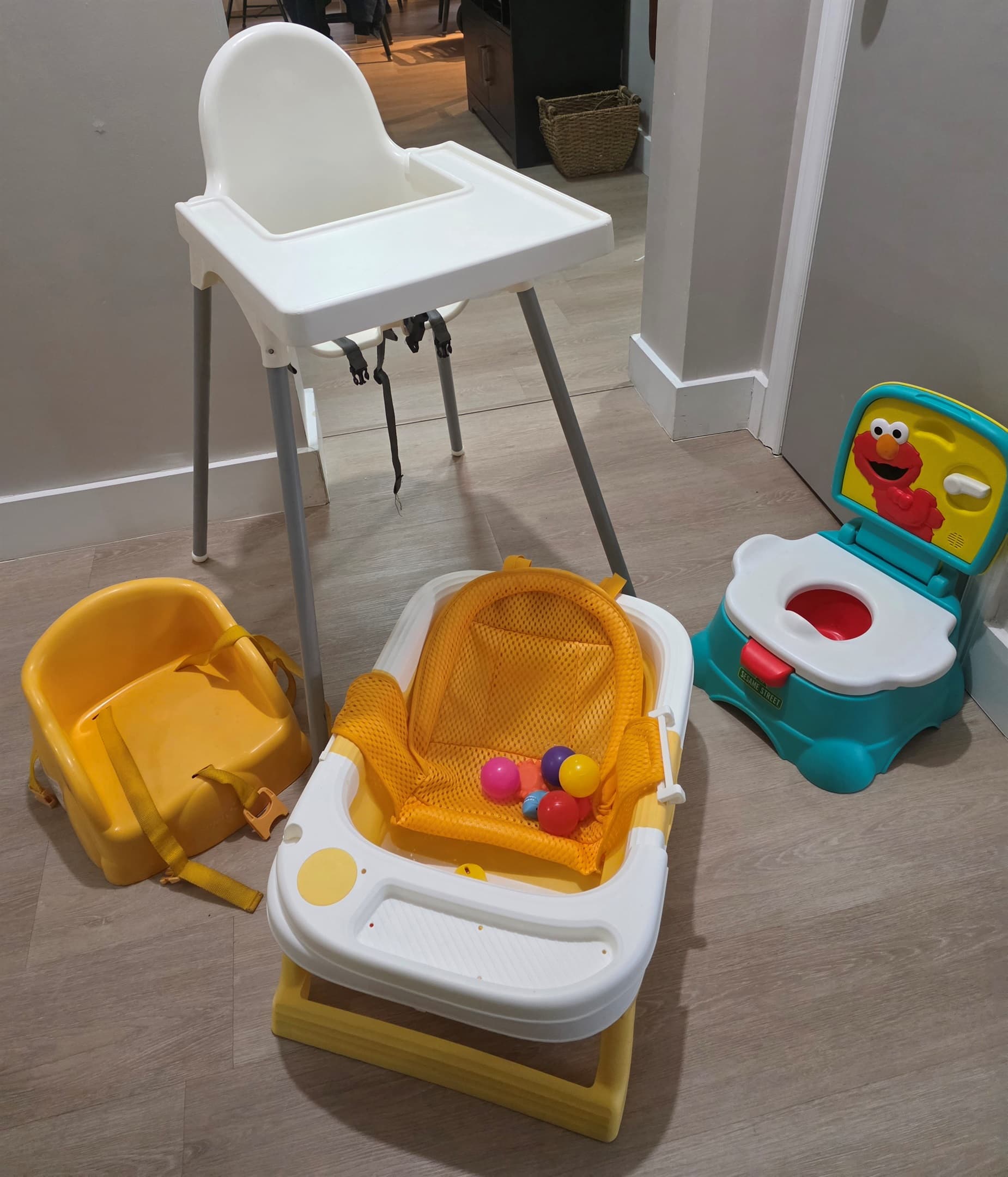 Family friendly amenities so you don't have to pack the whole house. Highchair, booster seat, baby bath, potty and more!