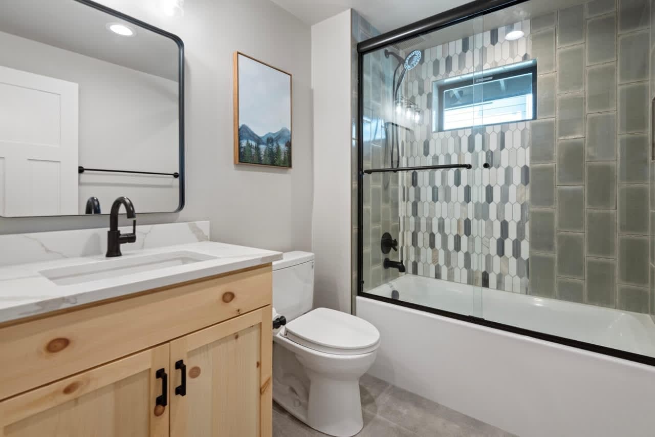 Shared hall bathroom w/bathtub