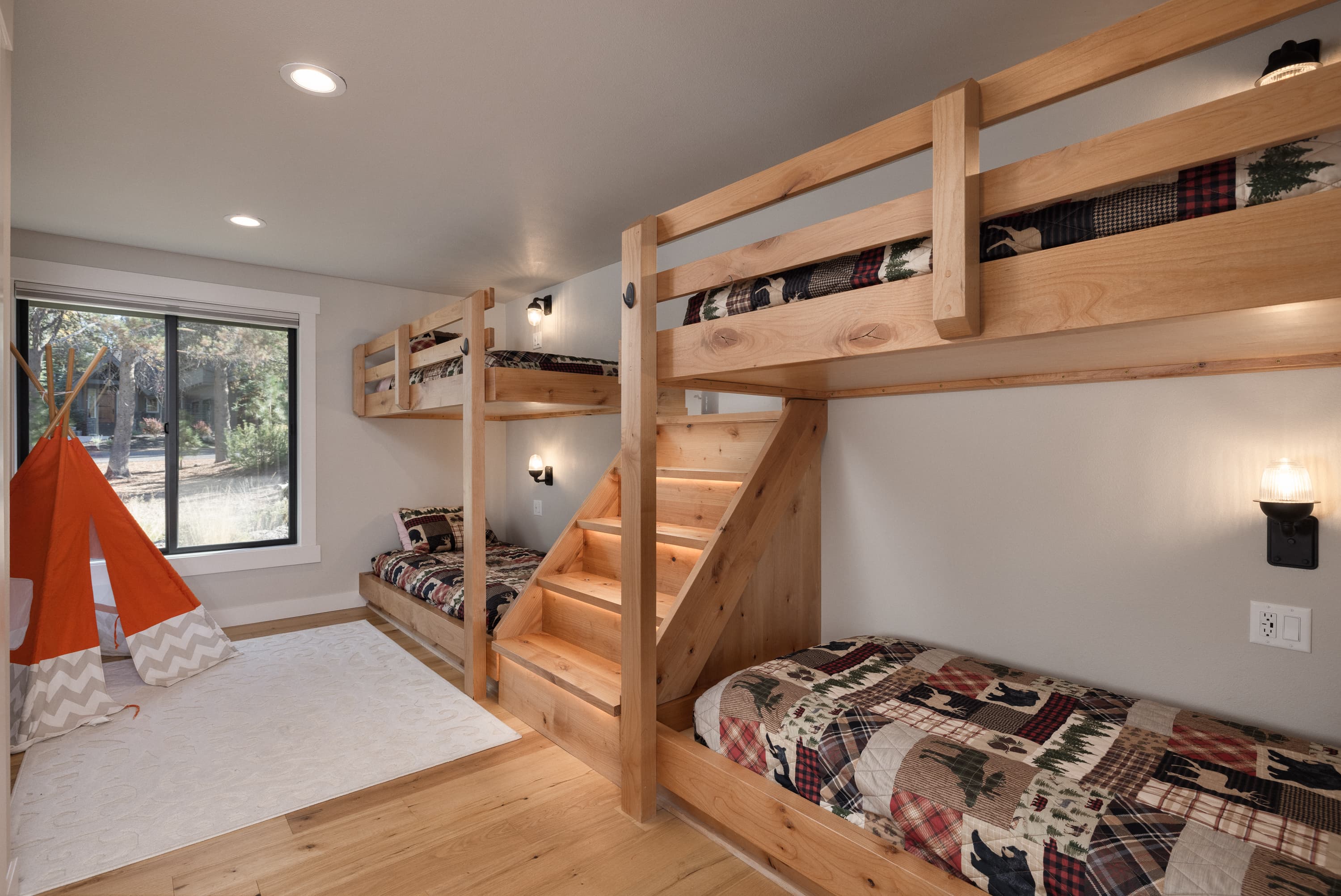 family-friendly-sunriver-bunk-room.jpg
