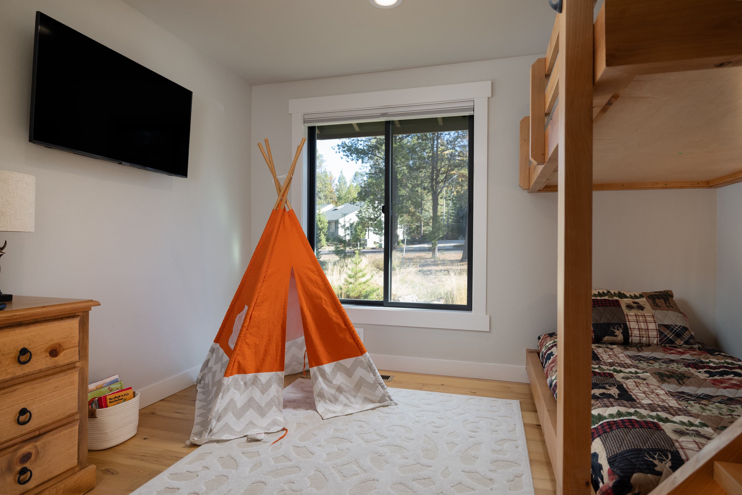 family-friendly-sunriver-bunk-room.jpg