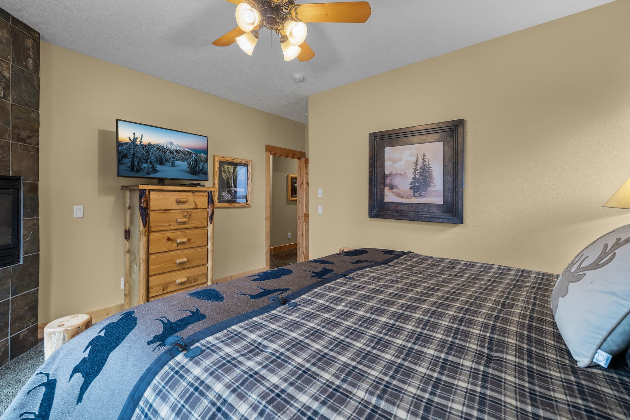 sunriver-vacation-rental-king-suite.jpg