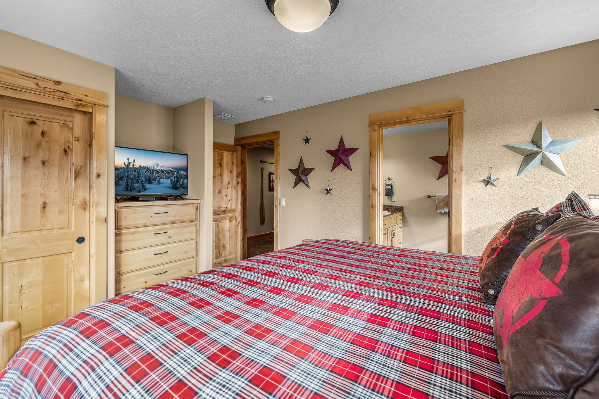 sunriver-vacation-rental-king-suite.jpg