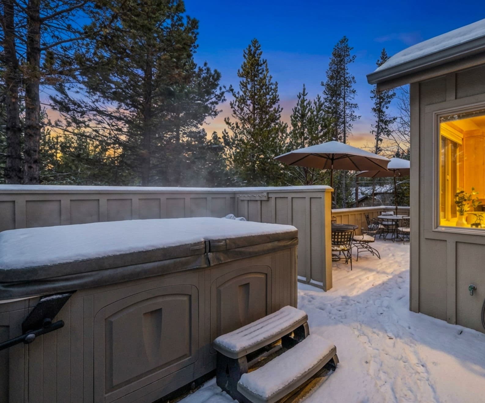 sunriver-rental-private-hot-tub.jpg