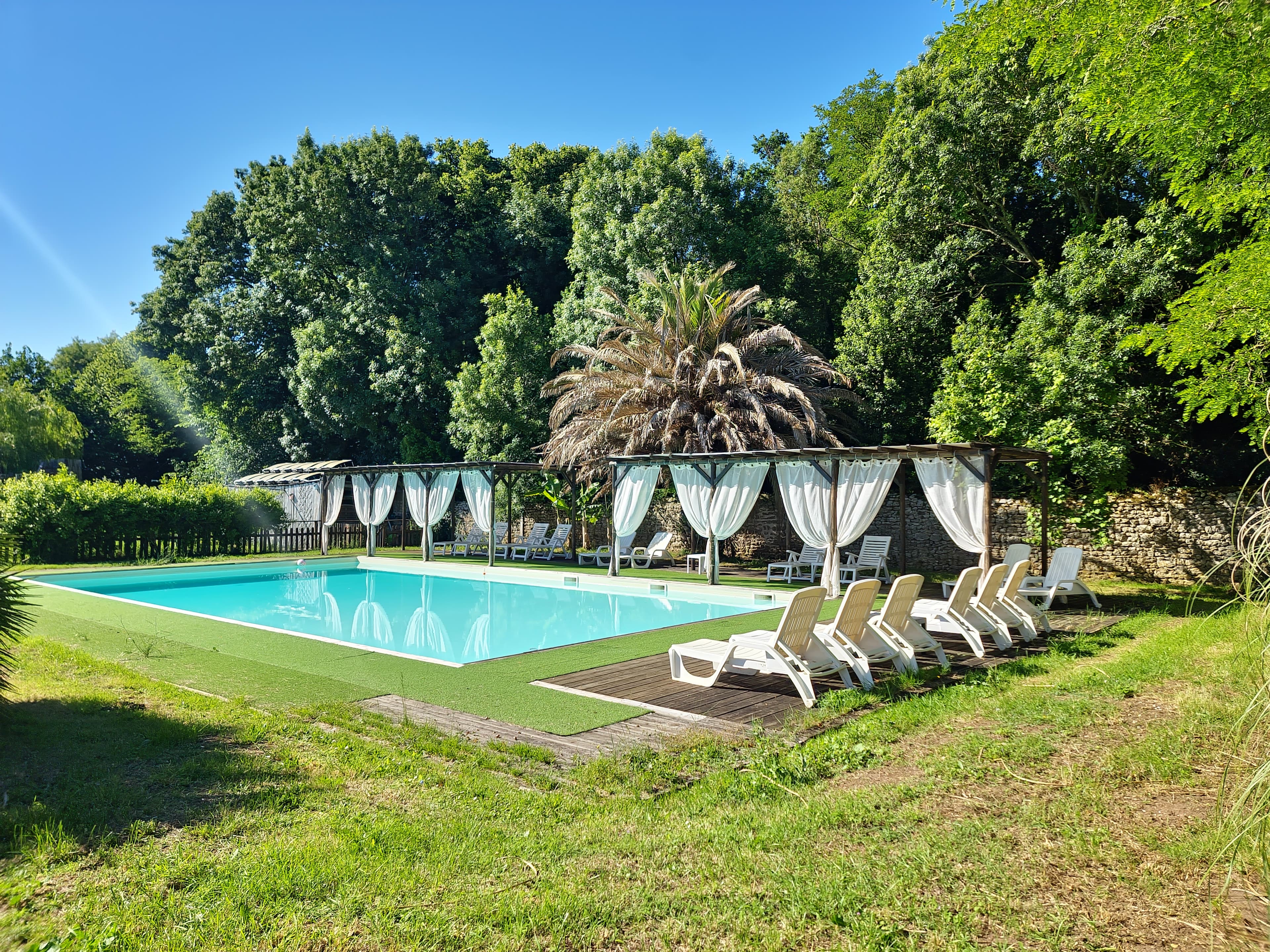 01 piscine transats pergola