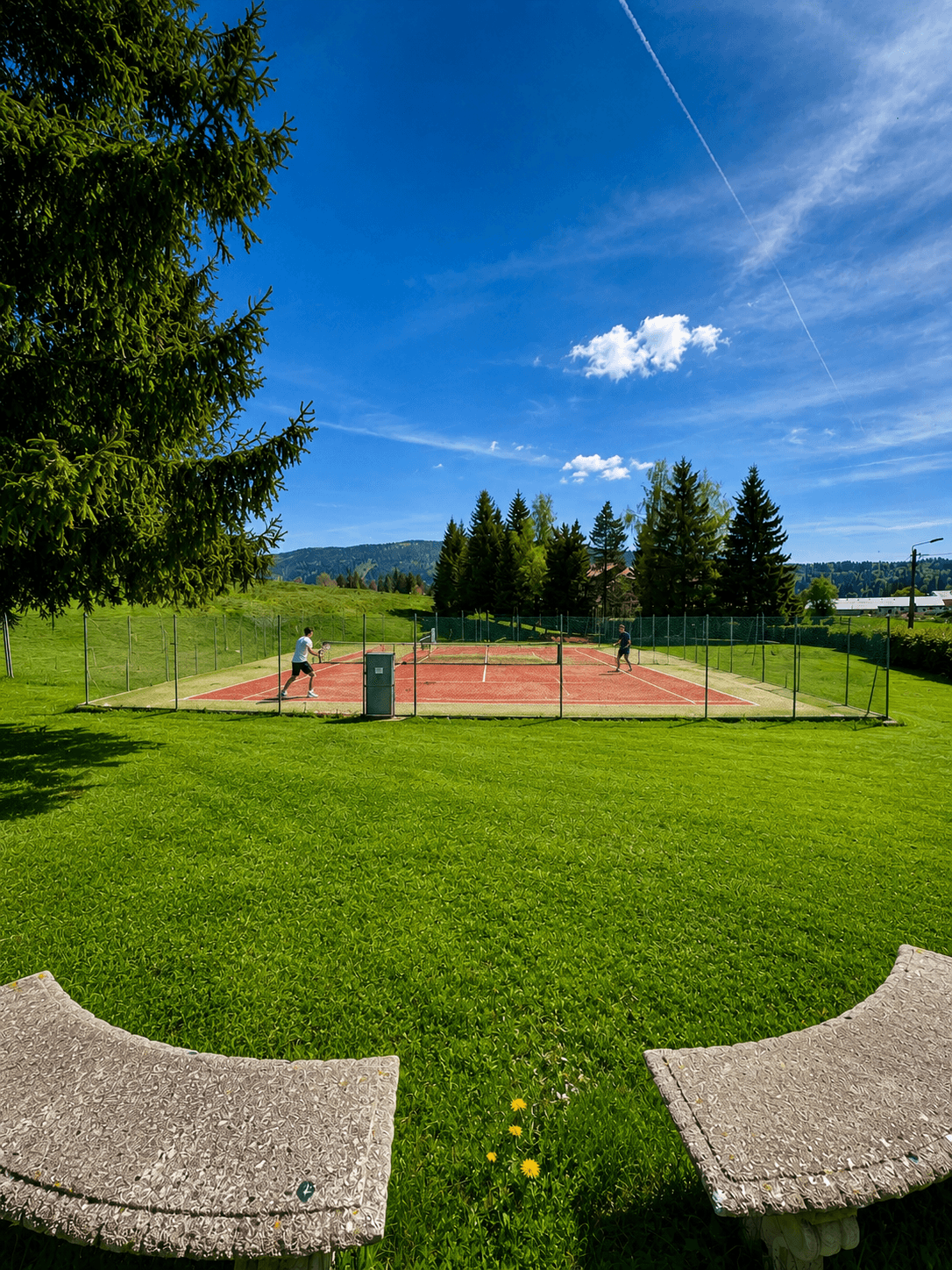Terrain de tennis partagé