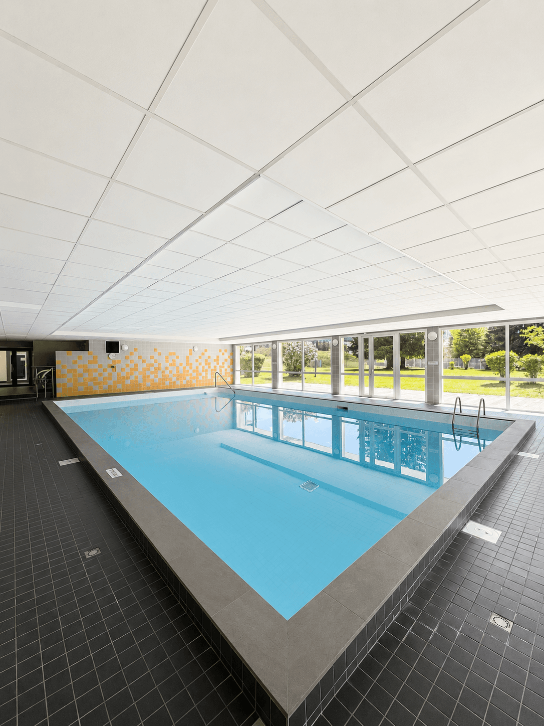Piscine partagée, couverte et chauffée.