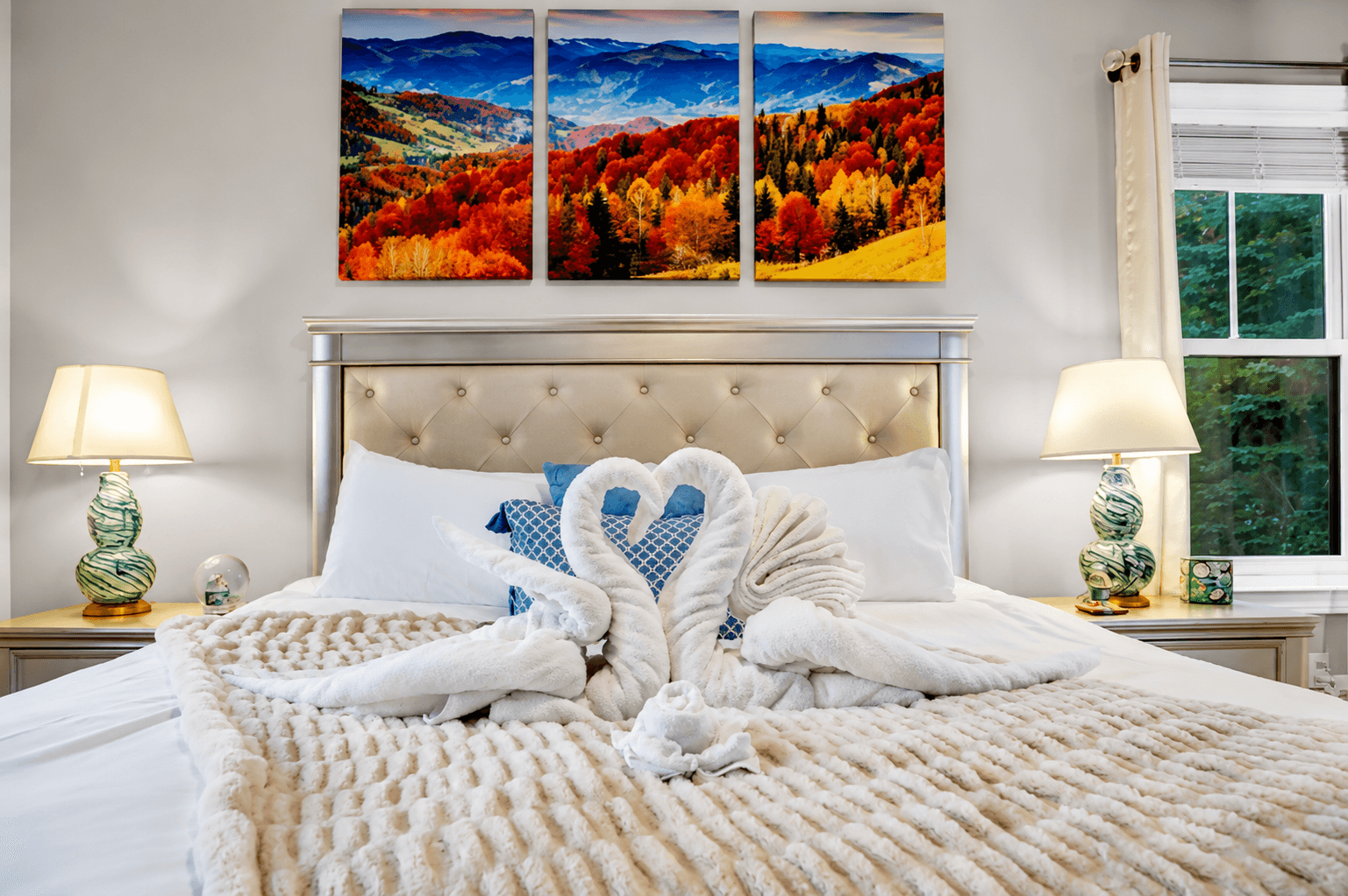 Step into serenity and romance in the Master Bedroom at Hideaway Between Lakes. From the heart-shaped swan towels to the breathtaking mountain views.💙 Book your escape today—your dream getaway is just a click away!
