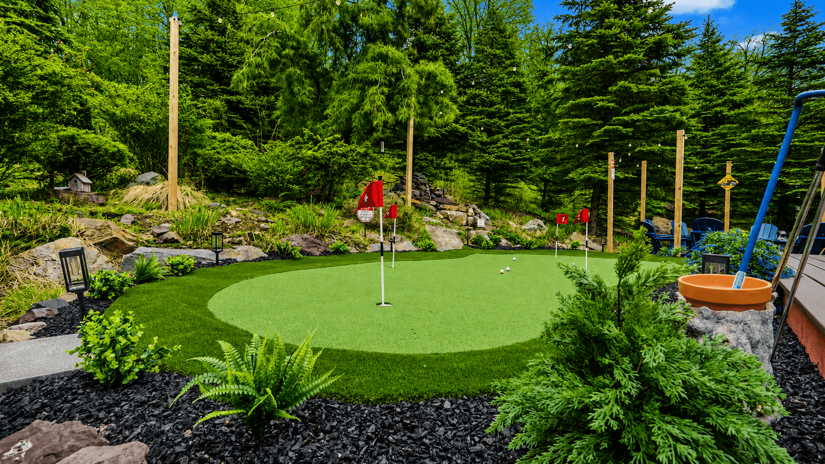 ⛳️ Sharpen your swing at this backyard mini golf course!   Bring your own clubs or just use some of ours—we provide both options so you can create your perfect game experience. 