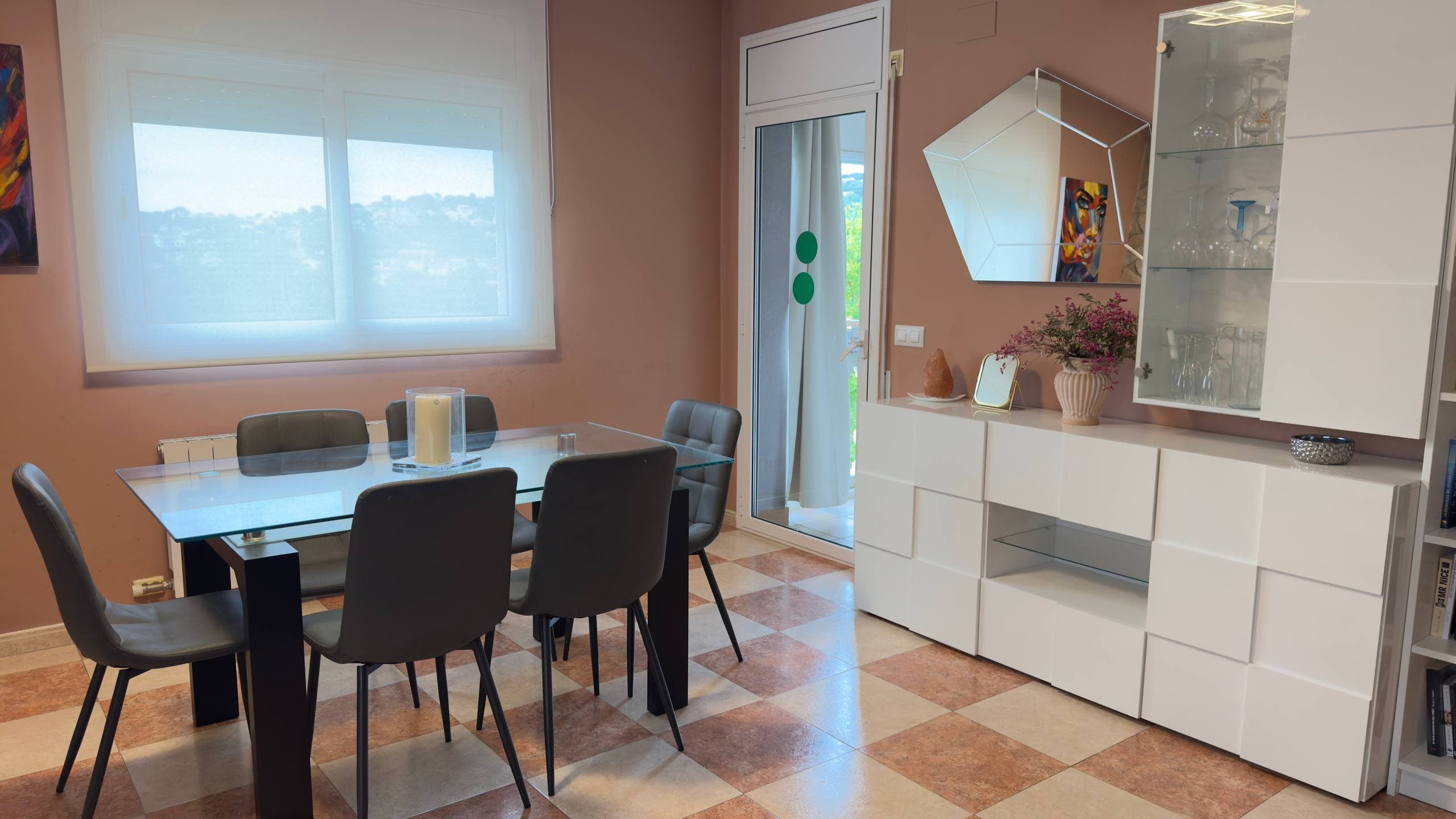 Comedor Espacioso con Sofá-Cama - Casa