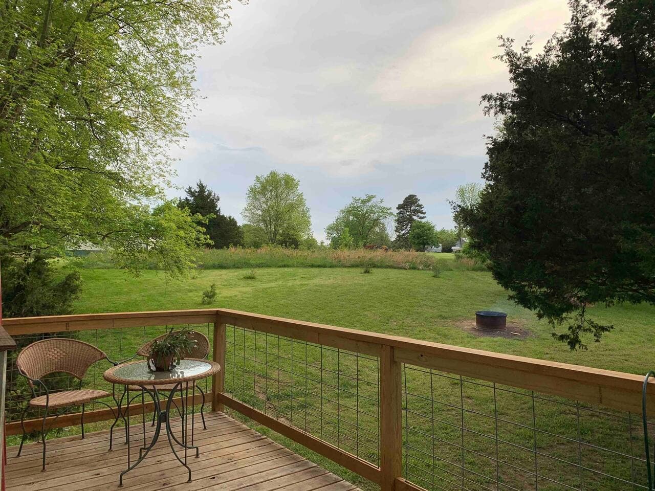 Big yard. Nice view!