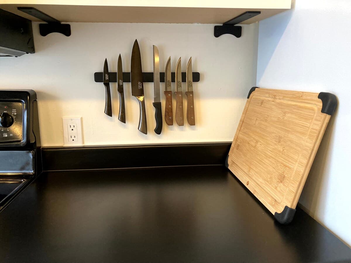 Fully equipped kitchen with modern appliances, spices, quality knives, cookware, and dishwasher. Ideal for cooking, coffee, or casual dining in a sleek, organized space that opens to the dining area—perfect for foodies and families alike.