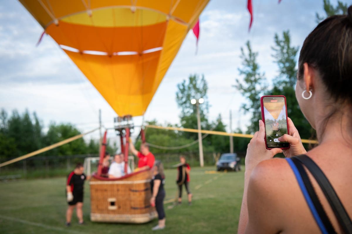 The International de Montgolfières is a vibrant festival with colorful hot air balloons. Impressive lineup of music, delicious food, and thrilling rides.  Aug 9-11, 15-18, 2024.

Photo:  Laurianne Gervais-Courchesne/Ville de Saint-Jean-sur-Richelieu