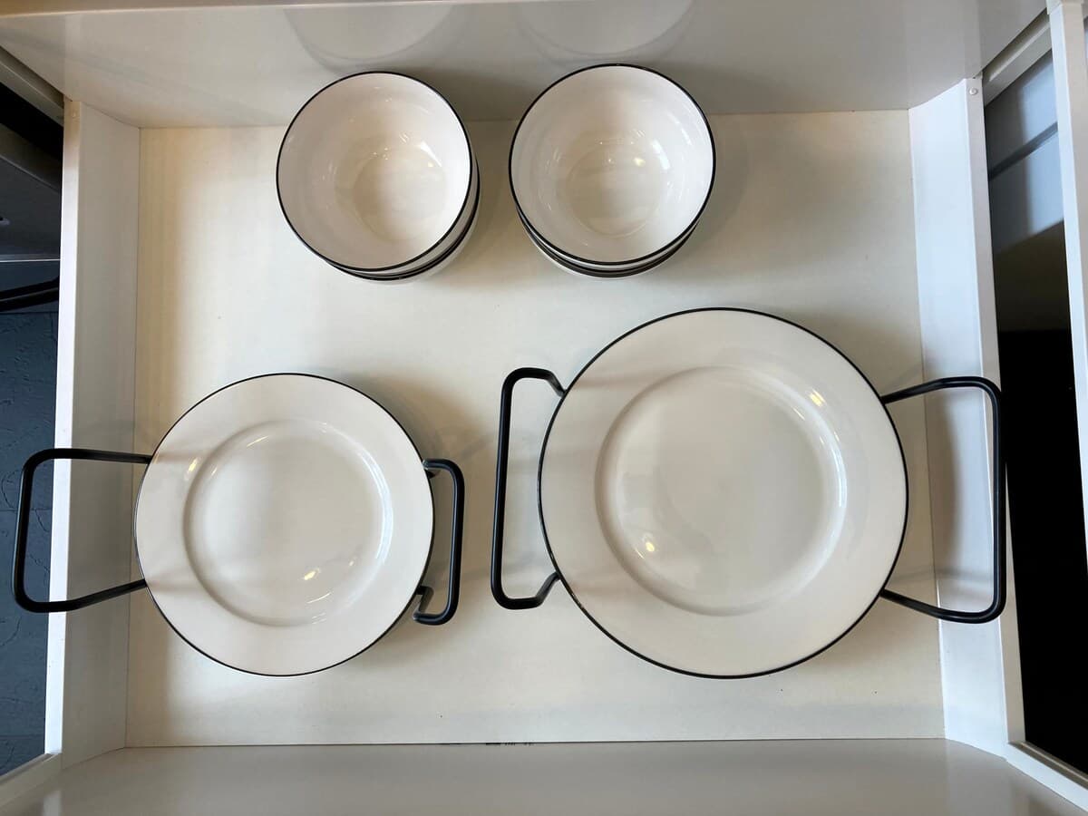 Fully equipped kitchen with modern appliances, spices, quality knives, cookware, and dishwasher. Ideal for cooking, coffee, or casual dining in a sleek, organized space that opens to the dining area—perfect for foodies and families alike.