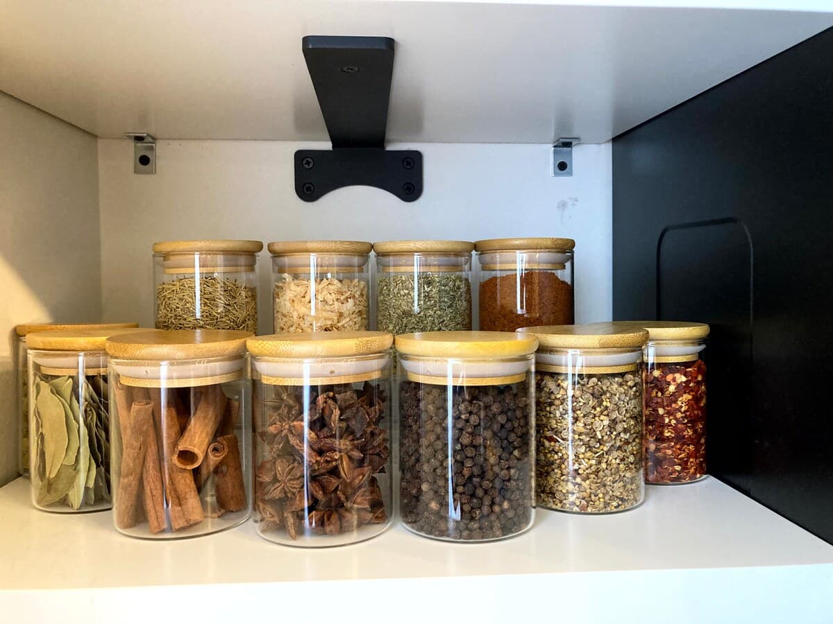 Fully equipped kitchen with modern appliances, spices, quality knives, cookware, and dishwasher. Ideal for cooking, coffee, or casual dining in a sleek, organized space that opens to the dining area—perfect for foodies and families alike.