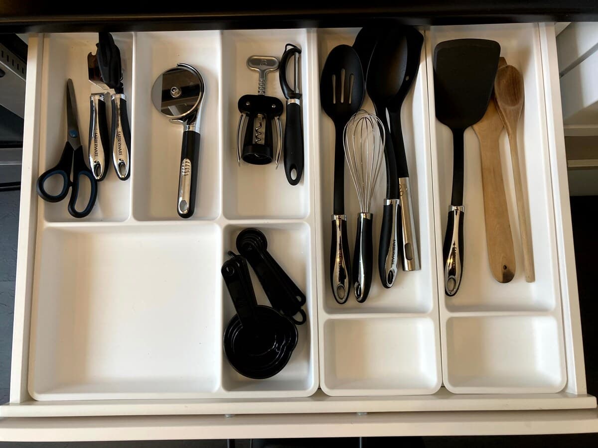 Fully equipped kitchen with modern appliances, spices, quality knives, cookware, and dishwasher. Ideal for cooking, coffee, or casual dining in a sleek, organized space that opens to the dining area—perfect for foodies and families alike.