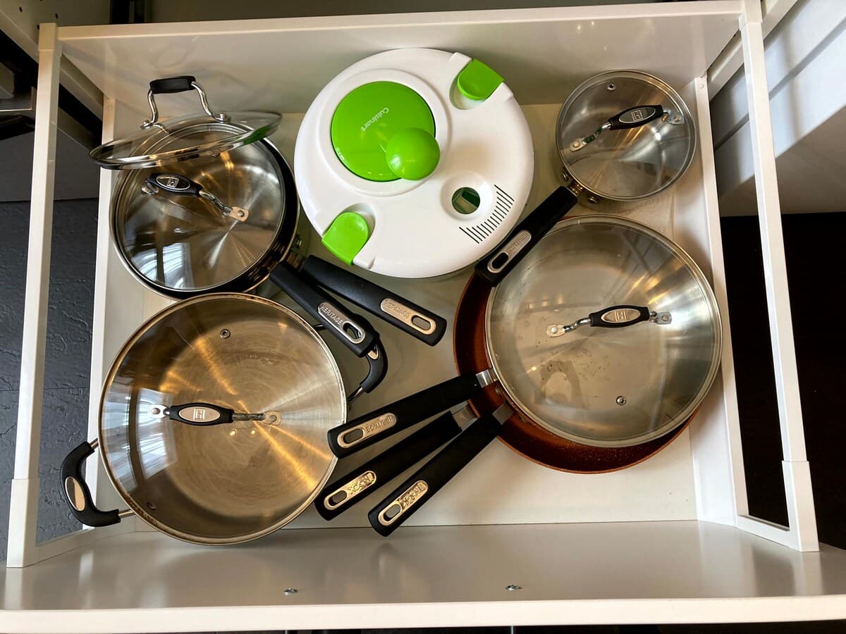 Fully equipped kitchen with modern appliances, spices, quality knives, cookware, and dishwasher. Ideal for cooking, coffee, or casual dining in a sleek, organized space that opens to the dining area—perfect for foodies and families alike.