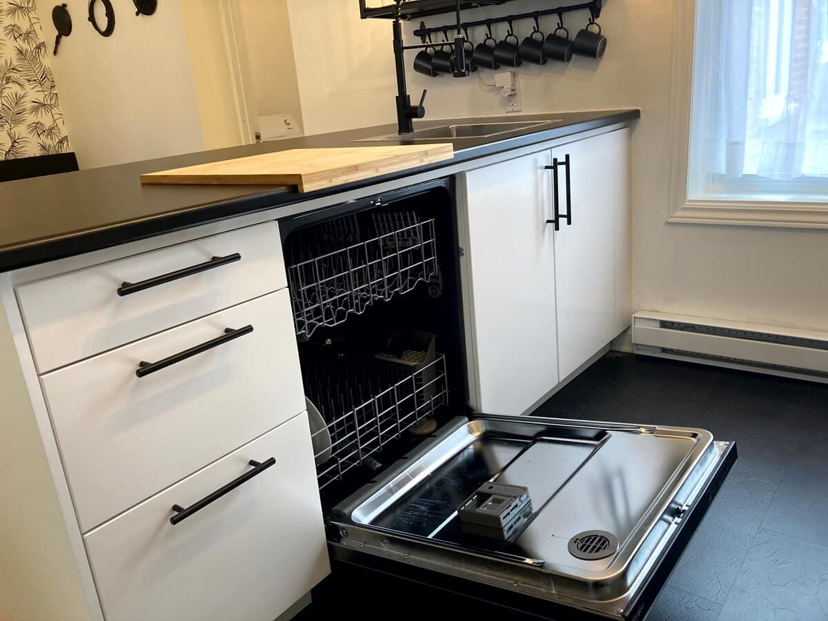 Fully equipped kitchen with modern appliances, spices, quality knives, cookware, and dishwasher. Ideal for cooking, coffee, or casual dining in a sleek, organized space that opens to the dining area—perfect for foodies and families alike.
