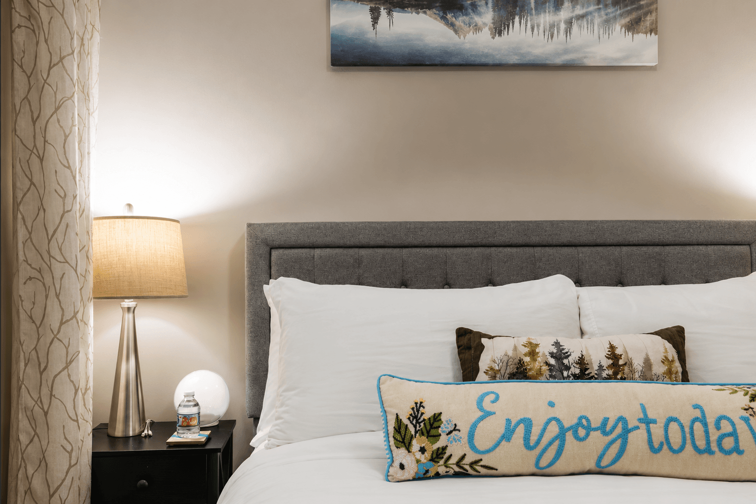 Relax in the chic queen-sized bed on the second floor for a peaceful sleep. Cozy comfort meets nature's palette: A room with a view to autumn's embrace.