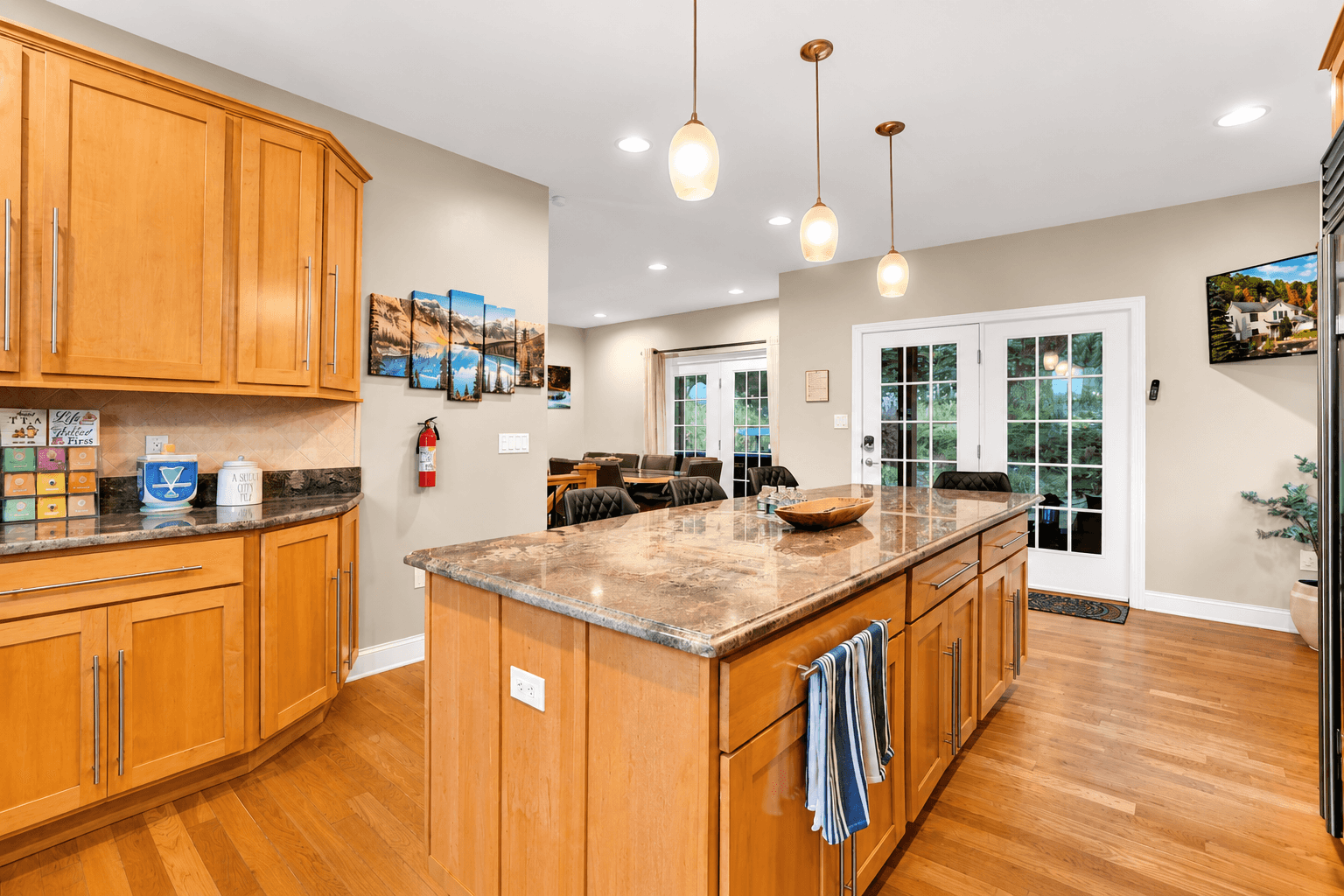 Create culinary masterpieces and share moments of joy by preparing your favorite meals in the fully equipped kitchen! 