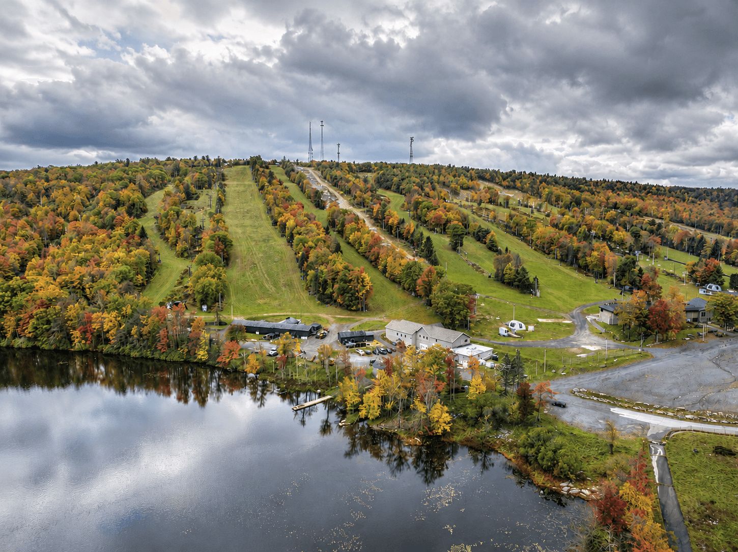 Four seasons of beauty 🍁❄️🌸☀️ From vibrant fall foliage to snowy slopes and summer lake days, this spot brings the best of the Poconos every season.
