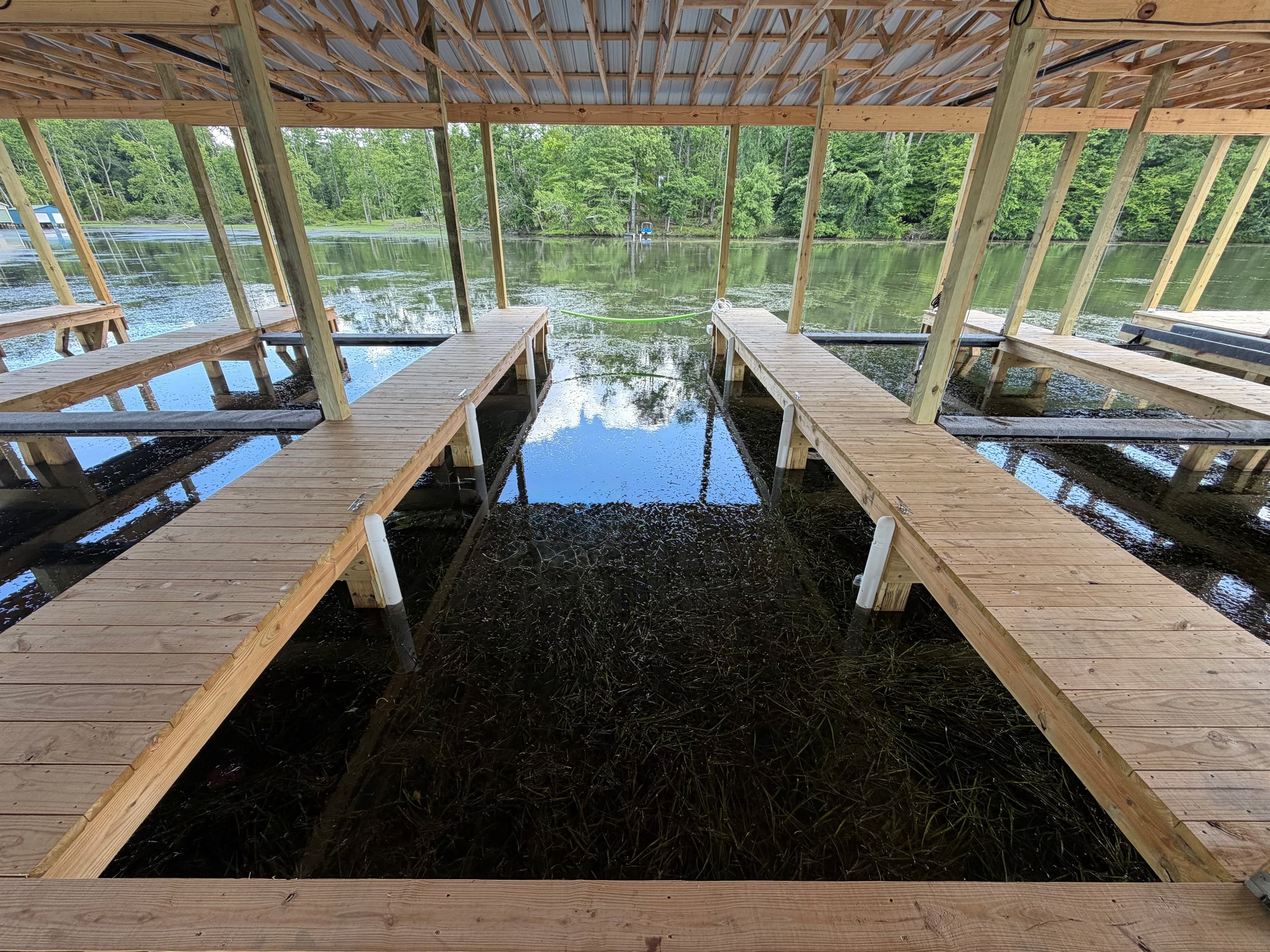 Covered boat slip